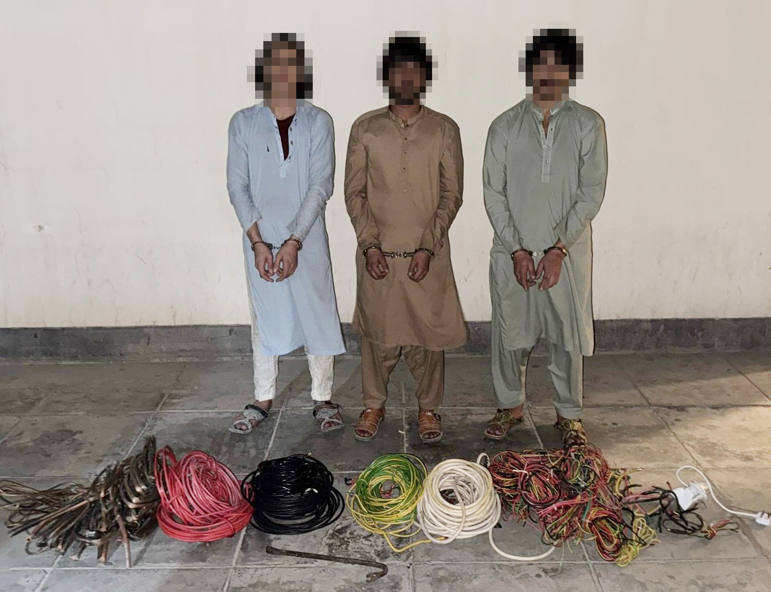 المباحث الجنائية: خلال ساعتين من تلقي البلاغ ... القبض على 3 أشخاص قاموا بسرقة أسلاك كهربائية ومُولِد كهربائي من أحد المنازل<